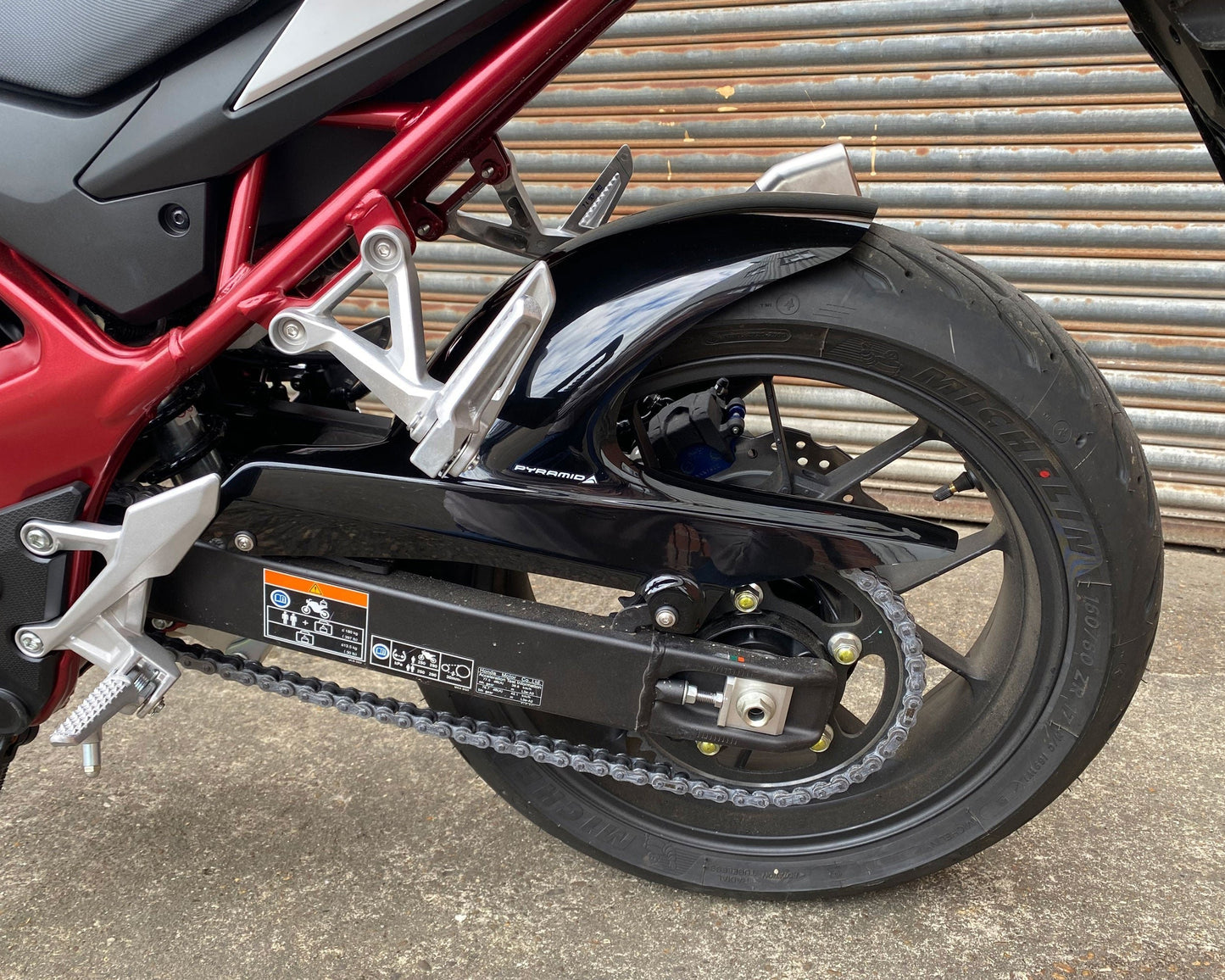 Pyramid Hugger | Gloss Black / Matte Black | Honda CB 750 Hornet 2023-Current