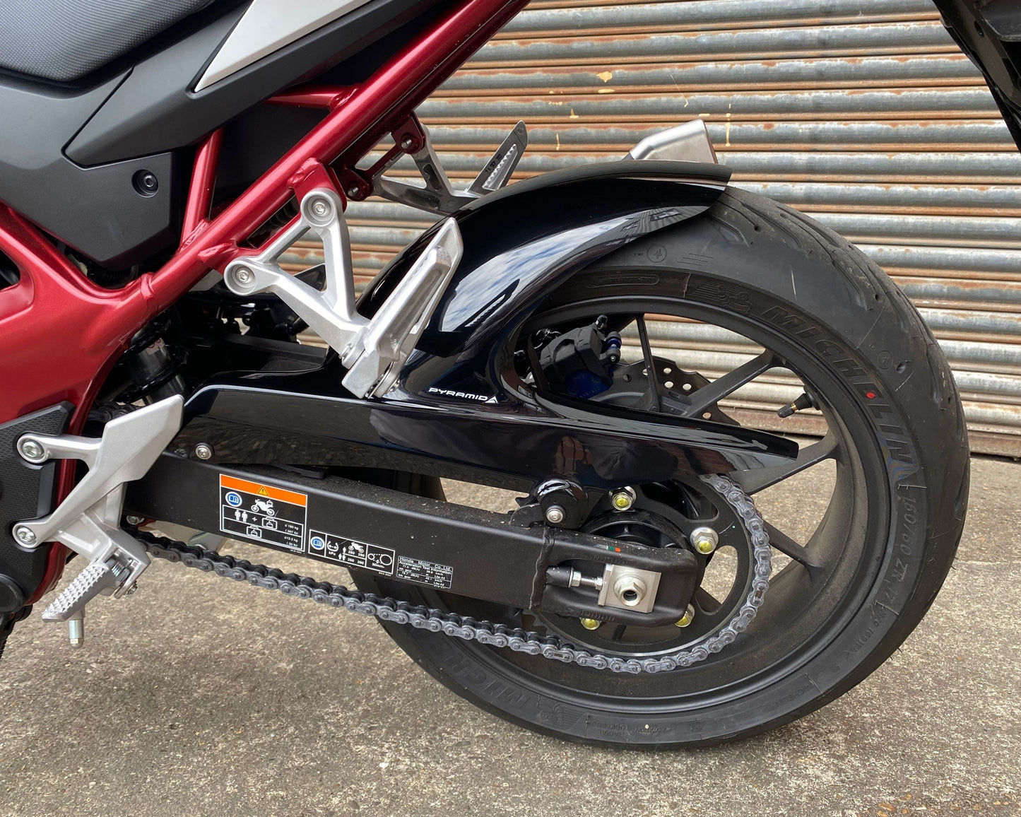 Pyramid Hugger | Gloss Black / Matte Black | Honda CB 750 Hornet 2023-Current