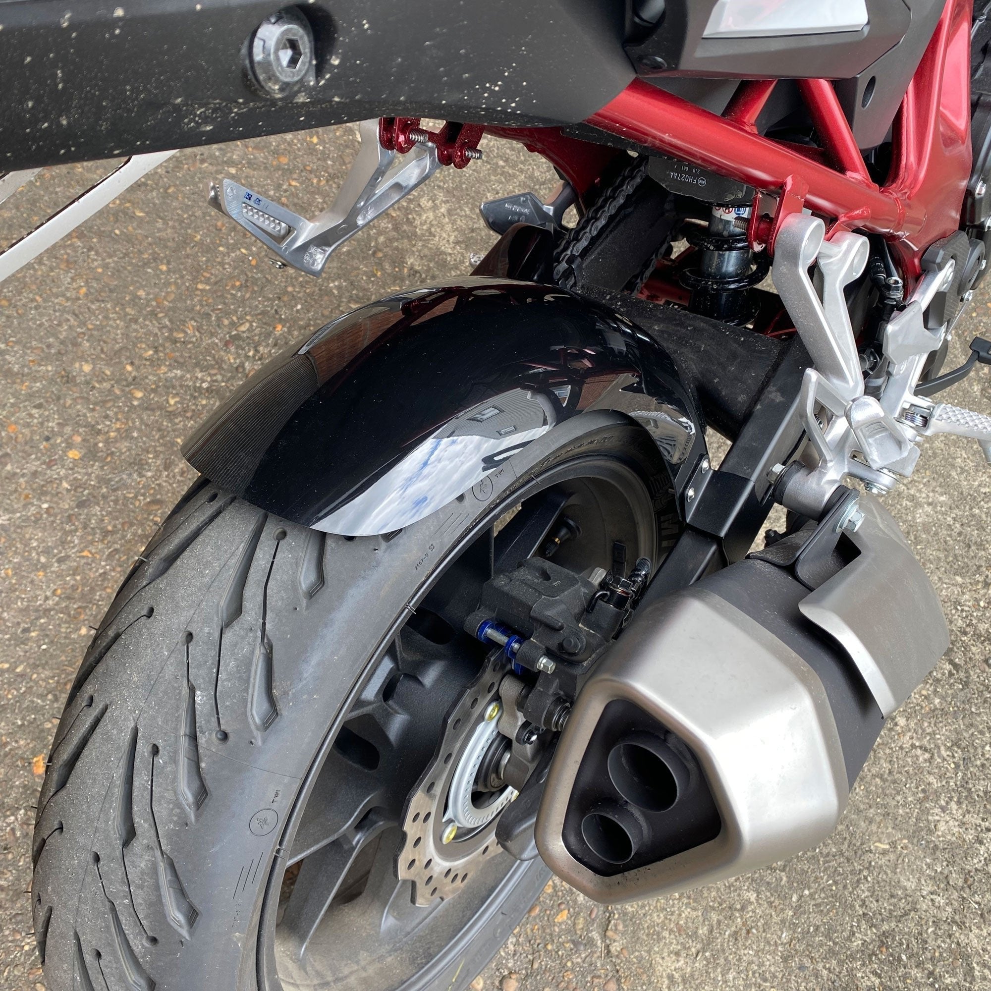 Pyramid Hugger | Gloss Black / Matte Black | Honda CB 750 Hornet 2023-Current