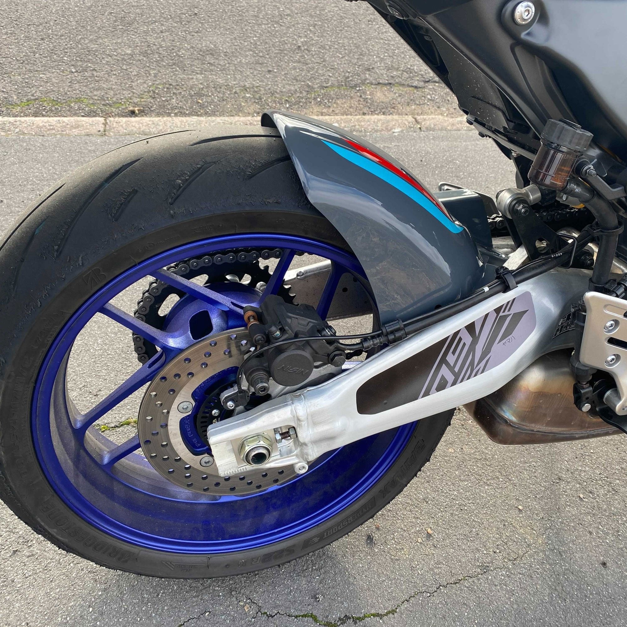 Pyramid Hugger | Storm Fluo/Cyan Storm Colours | Yamaha MT-09 2021-2023