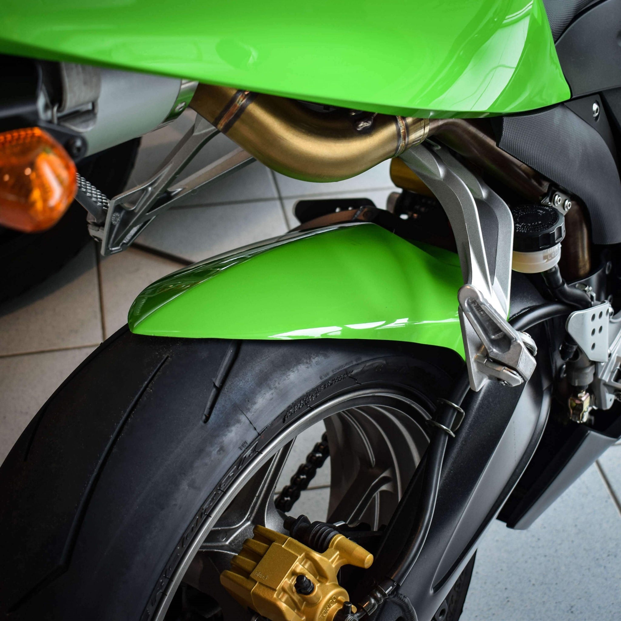Pyramid Hugger | Gloss Black / Gloss Green  | Kawasaki ZX6-R 636 2005-2006