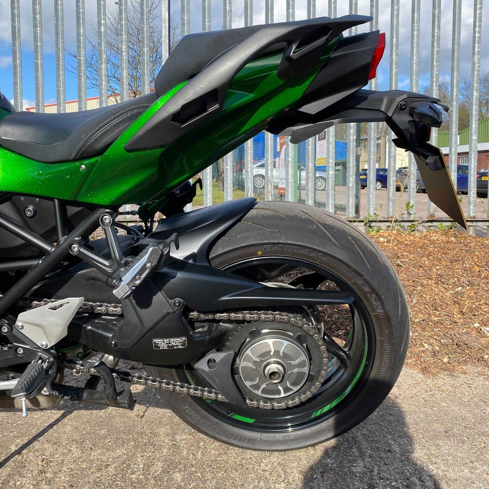 Pyramid Hugger | Matte Black / Metallic Graphite Grey / Metallic Diablo Black / Emerald Blazed Green (SE) | Kawasaki Ninja H2 SX