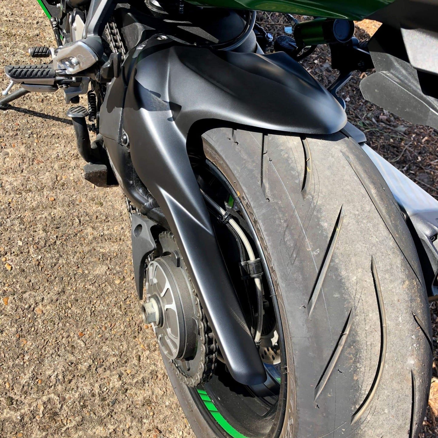 Pyramid Hugger | Matte Black / Metallic Graphite Grey / Metallic Diablo Black / Emerald Blazed Green (SE) | Kawasaki Ninja H2 SX
