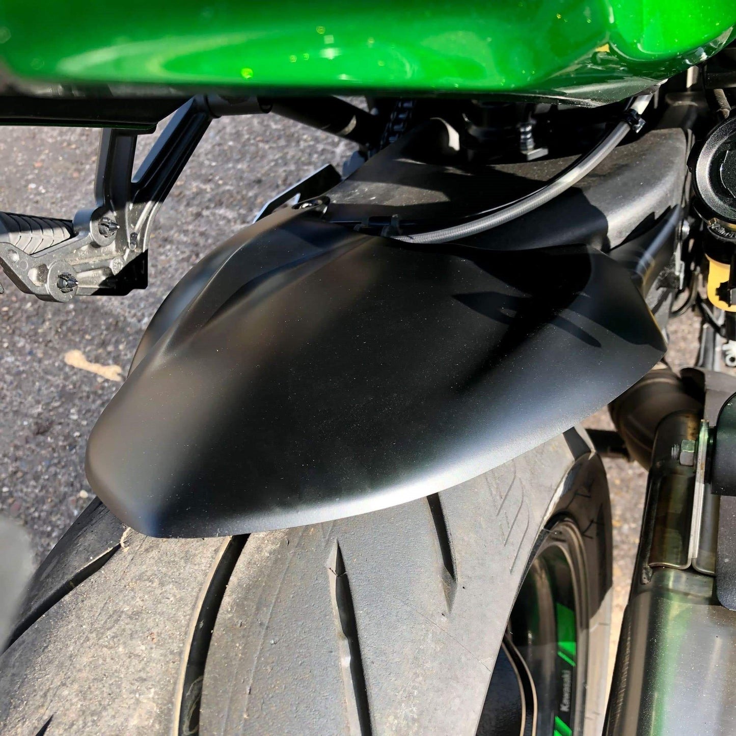 Pyramid Hugger | Matte Black / Metallic Graphite Grey / Metallic Diablo Black / Emerald Blazed Green (SE) | Kawasaki Ninja H2 SX